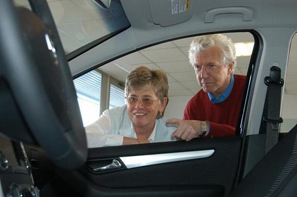 Ältere Autofahrer kaufen wesentlich häufiger Neuwagen als jüngere.